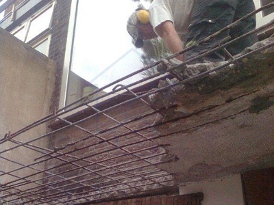 Blootliggende wapening bij een balkon-spoedreparatie